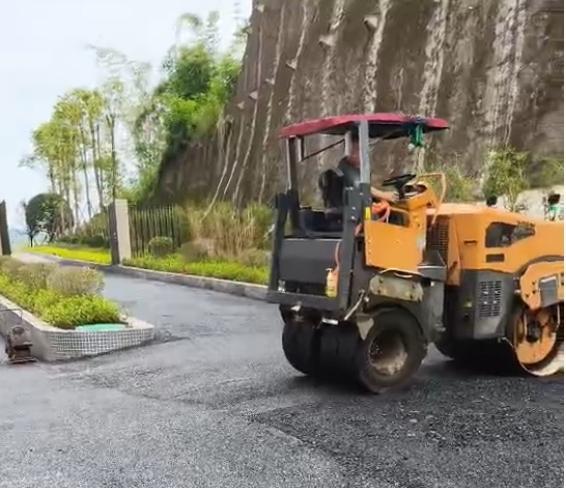 奔馬前鋼后膠壓路機(jī)瀝青路面施工